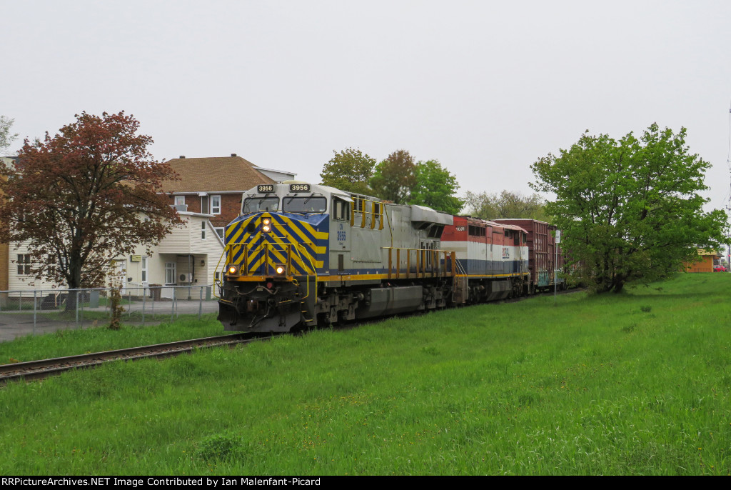 CN 3956 and BCOL 4609 leads 403 at Saint-Louis street
